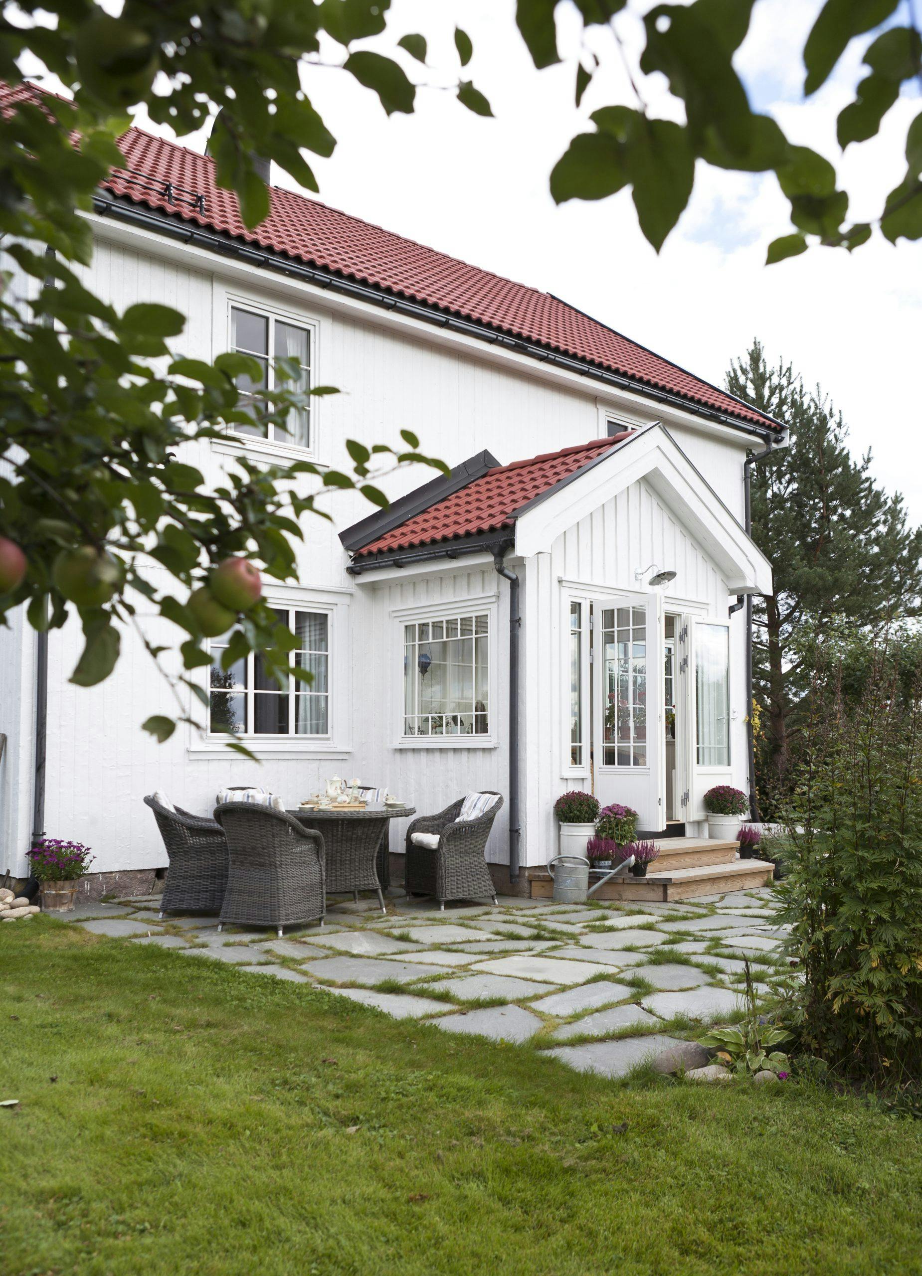 Ikke glem fargen på taket ditt! hus malt i hvit maling og har rød takstein